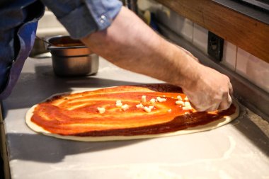 Türk pizzası ya da lahmacun yapmak - Akdeniz ülkelerinde fast food ve popüler sokak yemekleri. Hamur, kıyma ve sebze karışımı Türk pidesini pişirmek için..