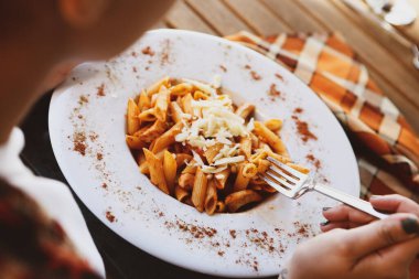 Lezzetli soslu lezzetli klasik İtalyan makarnası..