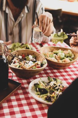 çekici beyaz salata, odak üstünde el yemek kadın ve çatal gülümseyen portresi.