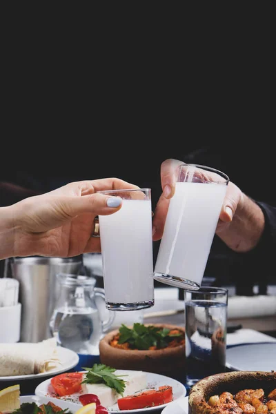 Mesa Jantar Tradicional Turca Grega Com Bebida Alcoólica Especial Raki — Fotografia de Stock