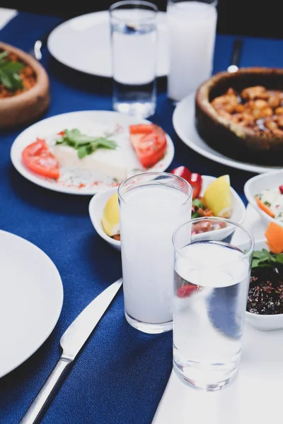 Mesa Jantar Tradicional Turca Grega Com Bebida Alcoólica Especial Raki — Fotografia de Stock