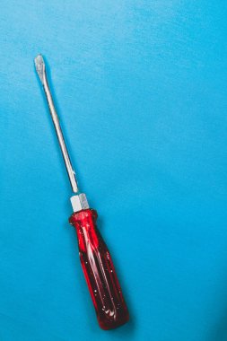 Plastik saplı tornavida.