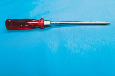 Plastik saplı tornavida.