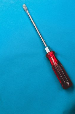 Plastik saplı tornavida.