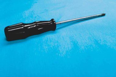 Plastik saplı tornavida.