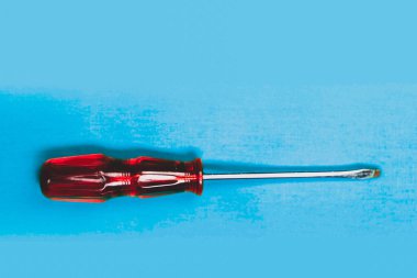 Plastik saplı tornavida.