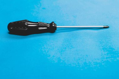 Plastik saplı tornavida.