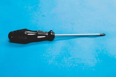 Plastik saplı tornavida.