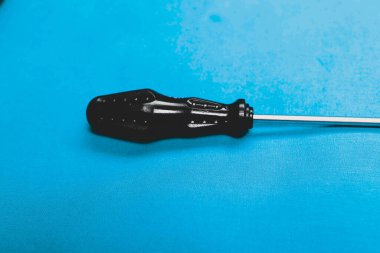 Plastik saplı tornavida.