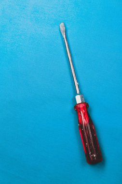 Plastik saplı tornavida.