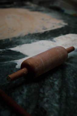 Türk pizzası ya da lahmacun yapmak - Akdeniz ülkelerinde fast food ve popüler sokak yemekleri. Hamur, kıyma ve sebze karışımı Türk pidesini pişirmek için..