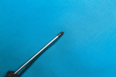 Plastik saplı tornavida.