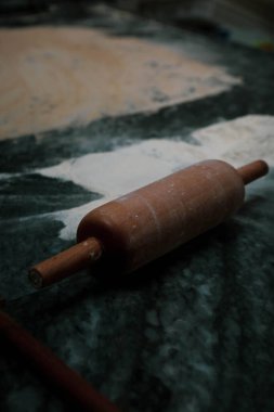 Türk pizzası ya da lahmacun yapmak - Akdeniz ülkelerinde fast food ve popüler sokak yemekleri. Hamur, kıyma ve sebze karışımı Türk pidesini pişirmek için..