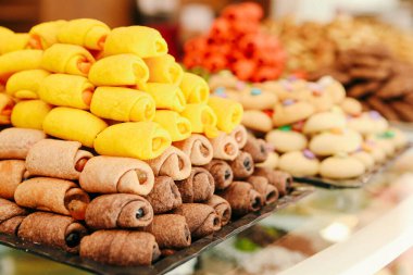 Bir grup çeşit kurabiye. Çikolata parçacıklı, yulaflı, kuru üzümlü, beyaz çikolatalı.