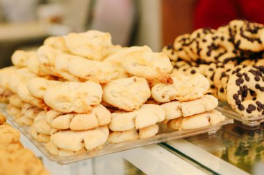 Bir grup çeşit kurabiye. Çikolata parçacıklı, yulaflı, kuru üzümlü, beyaz çikolatalı.