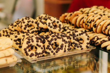 Bir grup çeşit kurabiye. Çikolata parçacıklı, yulaflı, kuru üzümlü, beyaz çikolatalı.