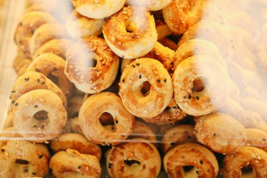 Bir grup çeşit kurabiye. Çikolata parçacıklı, yulaflı, kuru üzümlü, beyaz çikolatalı.