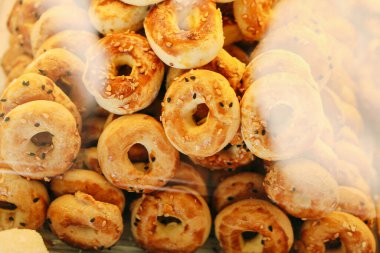 Bir grup çeşit kurabiye. Çikolata parçacıklı, yulaflı, kuru üzümlü, beyaz çikolatalı.