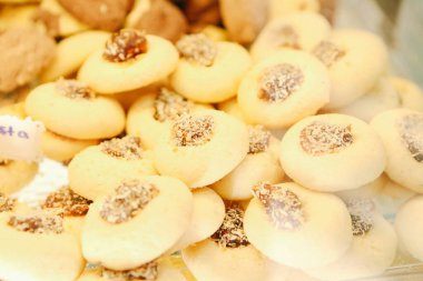 Bir grup çeşit kurabiye. Çikolata parçacıklı, yulaflı, kuru üzümlü, beyaz çikolatalı.