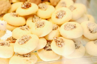 Bir grup çeşit kurabiye. Çikolata parçacıklı, yulaflı, kuru üzümlü, beyaz çikolatalı.