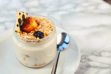 Kavanozda çok lezzetli tatlı, kavanozda tatlı ve kek.