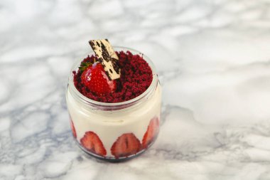 Kavanozda çok lezzetli tatlı, kavanozda tatlı ve kek.