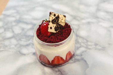 Kavanozda çok lezzetli tatlı, kavanozda tatlı ve kek.