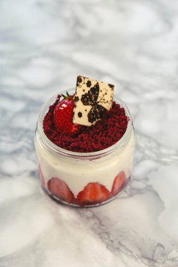 Kavanozda çok lezzetli tatlı, kavanozda tatlı ve kek.