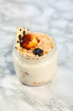 Kavanozda çok lezzetli tatlı, kavanozda tatlı ve kek.