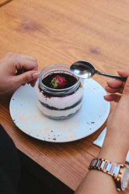 Kavanozda çok lezzetli tatlı, kavanozda tatlı ve kek.