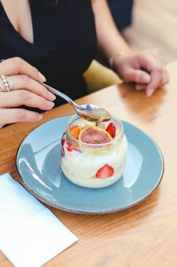 Kavanozda çok lezzetli tatlı, kavanozda tatlı ve kek.