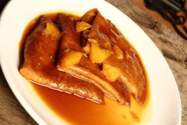 Yerel şeflerin pişirdiği ilginç yemekler.