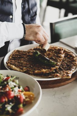 Geleneksel Türkçe fırında pide. Türk pizzası, Orta Doğu aperatifleri. Türk mutfağı. Et ile doldurulmuş çam
