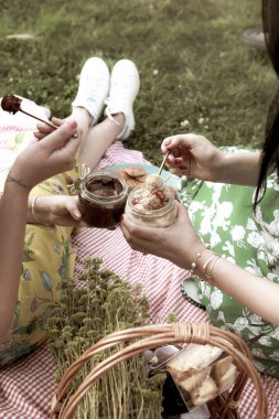 Kavanozda çok lezzetli tatlı, kavanozda tatlı ve kek.