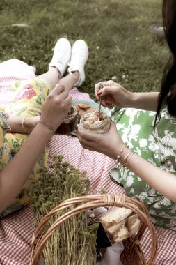 Kavanozda çok lezzetli tatlı, kavanozda tatlı ve kek.