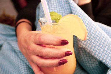 Bir bardak lezzetli portakal suyu.