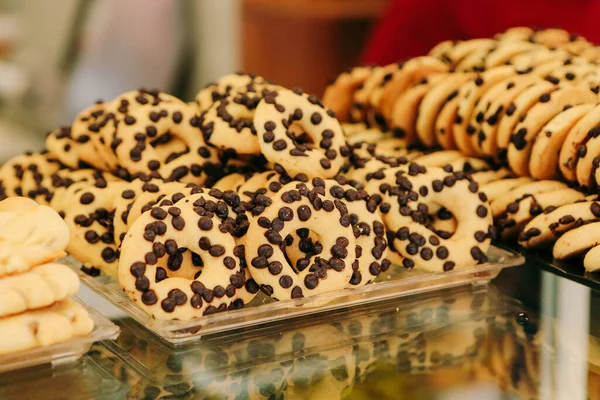 Bir grup çeşit kurabiye. Çikolata parçacıklı, yulaflı, kuru üzümlü, beyaz çikolatalı.