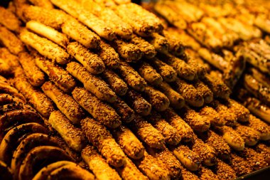 Bir grup çeşit kurabiye. Çikolata parçacıklı, yulaflı, kuru üzümlü, beyaz çikolatalı.