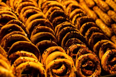 Bir grup çeşit kurabiye. Çikolata parçacıklı, yulaflı, kuru üzümlü, beyaz çikolatalı.