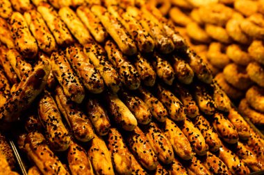 Bir grup çeşit kurabiye. Çikolata parçacıklı, yulaflı, kuru üzümlü, beyaz çikolatalı.