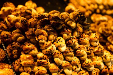 Bir grup çeşit kurabiye. Çikolata parçacıklı, yulaflı, kuru üzümlü, beyaz çikolatalı.