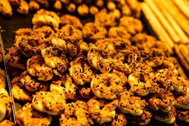 Bir grup çeşit kurabiye. Çikolata parçacıklı, yulaflı, kuru üzümlü, beyaz çikolatalı.