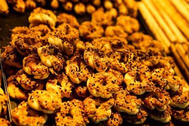 Bir grup çeşit kurabiye. Çikolata parçacıklı, yulaflı, kuru üzümlü, beyaz çikolatalı.