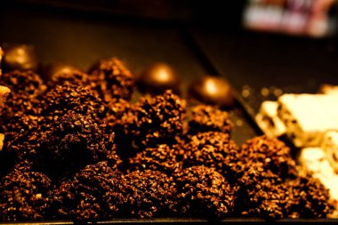 Bir grup çeşit kurabiye. Çikolata parçacıklı, yulaflı, kuru üzümlü, beyaz çikolatalı.