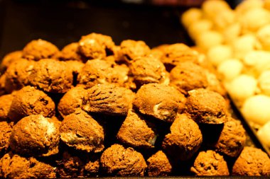 Bir grup çeşit kurabiye. Çikolata parçacıklı, yulaflı, kuru üzümlü, beyaz çikolatalı.