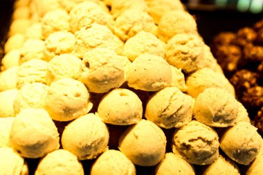 Bir grup çeşit kurabiye. Çikolata parçacıklı, yulaflı, kuru üzümlü, beyaz çikolatalı.