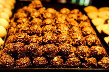 Bir grup çeşit kurabiye. Çikolata parçacıklı, yulaflı, kuru üzümlü, beyaz çikolatalı.