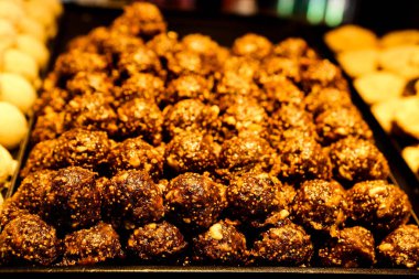 Bir grup çeşit kurabiye. Çikolata parçacıklı, yulaflı, kuru üzümlü, beyaz çikolatalı.