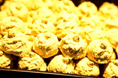 Bir grup çeşit kurabiye. Çikolata parçacıklı, yulaflı, kuru üzümlü, beyaz çikolatalı.