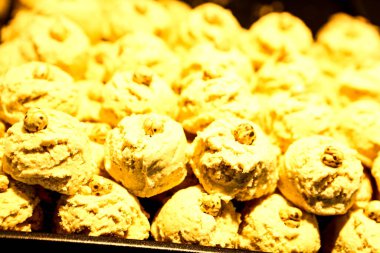 Bir grup çeşit kurabiye. Çikolata parçacıklı, yulaflı, kuru üzümlü, beyaz çikolatalı.